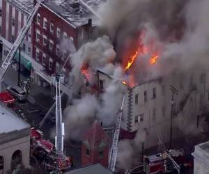 El incendio se habría desatado en el sótano de un negocio en el centro de Dover y el gas ayudó a que se extendiera rápidamente a los alrededores. (Foto: Captura de video de Fox5 News)