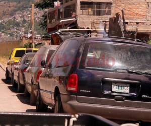 Varios son los vehículos que obstaculizan el paso de los automotores que se desplazan por la zona. Foto: David Romero/EL HERALDO