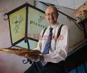Paolo Ángelo Agnesi Cremoncini disfruta de una Pizza Natural mientras responde las preguntas de EL HERALDO.