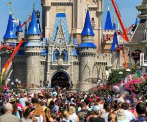 En esta foto del 12 de marzo de 2020, una multitud frente al Castillo de la Cenicienta en Magic Kingdom, en Walt Disney World, en Lake Buena Vista, Florida. Foto: AP.