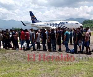 El jueves al mediodía llegó a la capital un vuelo procedente de Houston de la aerolínea United Airlines con 160 compatriotas a bordo.