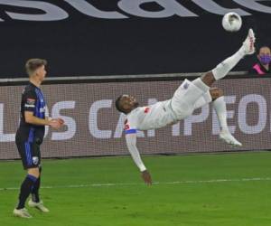 Yustin Arboleda del CD Olimpia realiza una patada de bicicleta mientras Amar Sejdic 14 de Montreal Impact mira durante el juego de cuartos de final de la Liga de Campeones de CONCACAF en el Estadio Exploria el 15 de diciembre de 2020 en Orlando, Florida.