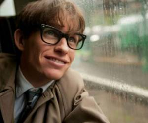 El físico Stephen Hawking se alegró por el Oscar a 'Mejor actor' que recibió Eddie Redmayne tras interpretarlo en 'La teoría del todo'. Foto AP