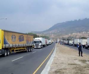 Un fuerte contingente policial llegó hasta las casetas de peaje, por lo que los conductores decidieron despejar las casetas.