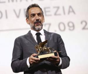 El director Todd Phillips sostiene el León de Oro a la Mejor Película por 'Joker' en la ceremonia de clausura de la 76a edición del Festival de Cine de Venecia, Venecia, Italia. Foto: Joel C Ryan / Invision / AP.