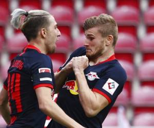 Timo Werner del Leipzig celebra tras anotar el cuarto gol del equipo junto a su compañero Kevin Kampl durante el partido contra Mainz por la Bundesliga. Foto: AP.