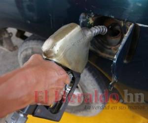 Los hondureños pagan el segundo precio más alto de los combustibles en la región centroamericana, solo superado por Costa Rica. Foto: El Heraldo