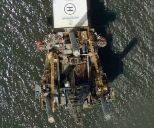 Una plataforma de la empresa Enterprise Offshore Drilling puede apreciarse en esta imagen tomada desde una aeronave por la Oficina Nacional de Administración Oceánica y Atmosférica (NOAA, por sus siglas en inglés) tras el paso del huracán Ida, en el Golfo de México. AP.
