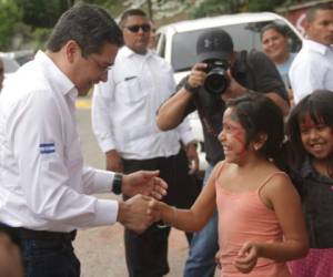 El presidente de la República, Juan Orlando Hernández, al ser recibido por un grupo de niños.Foto: Cortesía Casa Presidencial