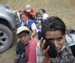 Aunque hambrientos y agotados, tras más de tres días de caravana, miles de migrantes hondureños al igual que Alexander se niegan a abandonar el sueño de llegar a Estados Unidos. Foto: AFP.