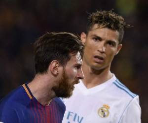 Cristiano Ronaldo observa a Lionel Messi en el clásico jugado el domingo. Foto:AFP