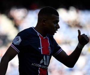 El delantero francés del Paris Saint-Germain, Kylian Mbappe, celebra tras marcar el primer partido durante el partido amistoso de fútbol Paris Saint-Germain (PSG) vs Glasgow Celtic FC en el estadio Parc des Princes de París. Foto: Agencia AFP.