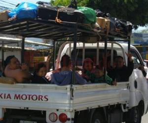 Miles de personas abandonaron este miércoles la capital con rumbo a varios rincones de Honduras. Se estima que unos 3.3 millones de hondureños se moverán durante estas vacaciones. Foto: Johny Magallanes / El Heraldo.