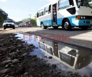 Vecinos de la zona mencionan que pese al mantenimiento que en ocasiones se le da a la calle que conduce a la salida a Olancho, el problema parece no tener solución, pues cuando llueve el tamaño de los baches aumenta. Fotos: Marvin Salgado/EL HERALDO