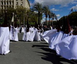 Los penitentes de la hermandad de El Cerro participaron en la procesión del Martes Santo en Sevilla.