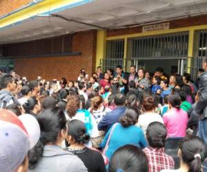 El plantón se realizó frente a las instalaciones de la Facultad de Medicina de la UNAH, donde los jóvenes deben recibir clases temporalmente, foto: Mario Urrutia / EL HERALDO.