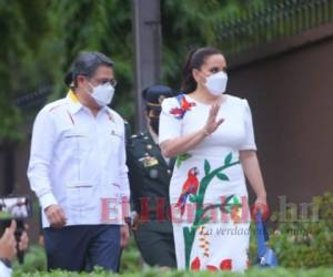 El presidente de Honduras, Juan Orlando Hernández, y la primera dama, Ana García, a su llegada al BCIE. Foto: Johny Magallanes | EL HERALDO.