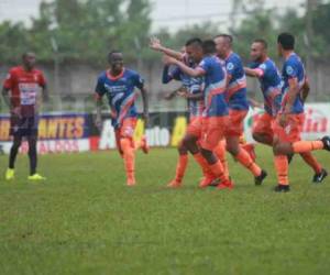 Los Lobos de la UPNFM celebran el triunfo ante Real Sociedad en Tocoa (Foto: EL HERALDO)