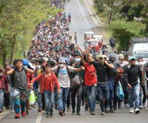 Los migrantes hondureños, parte de una caravana que se dirige a los Estados Unidos, caminan por una carretera en Camotan, Guatemala el 16 de enero de 2021. Foto: AFP