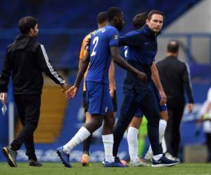 El defensa alemán del Chelsea Antonio Rudiger y el entrenador del Chelsea Frank Lampard dejan el campo. Foto AFP