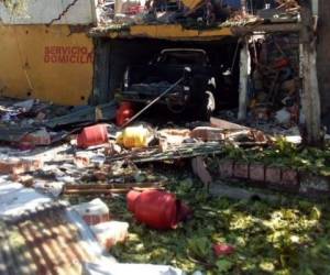 La explosión alcanzó los vehículos que circulaban frente al establecimiento en ese momento. Foto cortesía Cuerpo de Bomberos