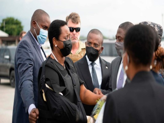 Esta foto, facilitada por la Secretaría de Estado para las Comunicaciones de Haití, muestra a la primera dama Martine Moïse con un chaleco antibalas y un cabestrillo en el brazo derecho a su llegada al aeropuerto internacional Toussaint Louverture. Foto: Agencia AP.