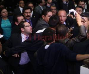 Empujones y gritos fueron parte de esta sesión del Congreso Nacional 2018-2022.(Foto: Emilio Flores/ David Romero/El Heraldo Honduras/ Noticias Honduras hoy)