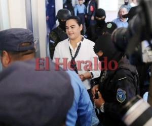 La ex primera dama de Honduras, Rosa Elena Bonilla de Lobo, acudió a los Tribunales en materia de corrupción, ubicados en la colonia Alameda de la capital, con un rostro sereno y sonriente. Foto Jimmy Argueta/ ELHERALDO
