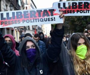 Las personas se concentraban convocadas por la izquierda radical independentista y otros colectivos del movimiento. Foto: AFP.