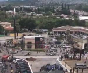 Algunas personas se refugiaron en elcentrocomercial. Foto: EL HERALDO