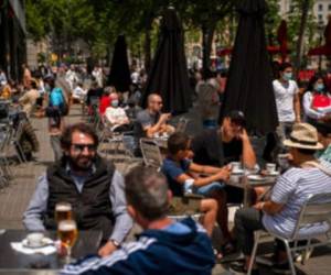 Muchas personas disfrutan de bebidas en un bar del centro de Barcelona, España. Foto: AP