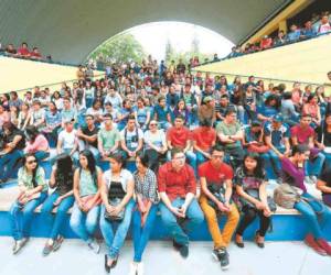 Ayer un grupo grande de estudiantes becados se reunió para analizar la problemática que les embarga por la falta de pago.