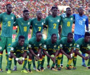 La selección de Senegal posa en equipo previo a un duelo eliminatorio. (AFP)