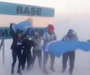 Aquí los aficionados de Argentina desde la Base Marambio. Foto:El Clarín en Wtitter