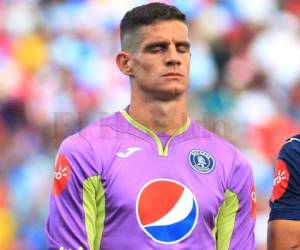 Jnathan Rougier, portero argentino de los azules del Motagua, respetando el Himno de Honduras durante la final ante Olimpia. Foto: Ronal Aceituno / El Heraldo.