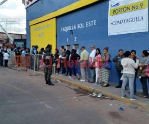 Así se ven las filas de personas esperando ingresar al estadio Nacional. (Foto: Yony Bustillo / EL HERALDO)