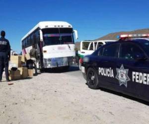 Agentes migratorios y de la policía federal detectaron en una carretera del norteño estado de Coahuila que un autobús circulaba sin los permisos legales, informó la institución en un comunicado sin precisar cuándo ocurrieron los hechos. Foto Cortesía El Universal