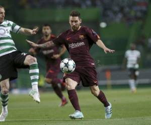 Lionel Messi en busca del balón en el duelo entre el Sporting y el Barcelona por la Champions League. (AP)