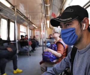 Un hombre usa una máscara protectora como medida de precaución contra la propagación del nuevo coronavirus en el metro de la Ciudad de México. Foto: AP.