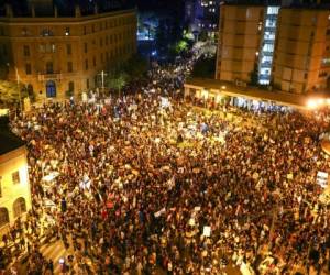 Aunque las protestas han sido principalmente pacíficas, han surgido señales de violencia en fechas recientes. Foto: AP.