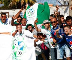 La alegría y emoción por ver a los equipos de sus amores disputarse la gran final ha convertido el Puerto en un ambiente de fiesta. Fotos EL HERALDO Deportes.