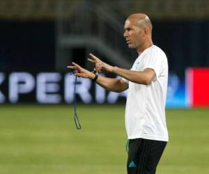 Real Madrid's French coach Zinedine Zidane reacts during the UEFA Champions League second leg semi-final football match between Chelsea and Real Madrid at Stamford Bridge in London on May 5, 2021. - Chelsea won the match 2-0. (Photo by Glyn KIRK / AFP)