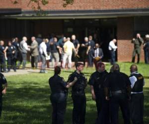 El estudiante murió en la escuela y un policía resultó herido y fue trasladado a un quirófano. Foto: AP.