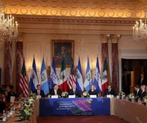 Mike Pence mientras se reunía con los presidentes de Centroamérica. Foto: Agencia AFP