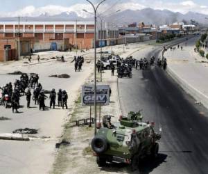 Fuerzas de seguridad resguardan una planta de gas en la zona de Senkata, en la vecina ciudad de El Alto a las afuerzas de La Paz, Bolivia. Foto: AP.