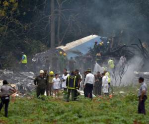 Un avión de Cubana con al menos 110 personas a bordo se desplomó el viernes sobre un campo de yuca poco después de haber despegado del aeropuerto internacional José Martí en La Habana. (Foto: AFP)