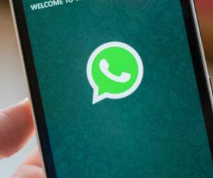 Aaplicación de mensajería Whatsapp en un teléfono celular. Foto AFP