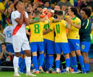 Los jugadores brasileños celebrando el segundo gol ante Perú, obra de Gabriel Jesús. (AFP)