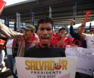 Este lunes decenas de simpatizantes la la alianza de Oposición llegaron hasta el Tribunal Supremo Electoral (TSE) donde Salvador Nasralla realizará una conferencia de prensa. Foto: Emilio Flores/DIARIO EL HERALDO