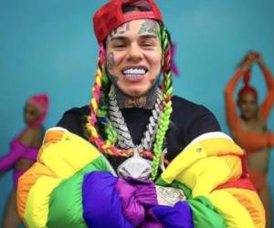 La relación del cantante con su padre biológico se vio fracturada desde su niñez, según ha contado él mismo en varias entrevistas. Foto: @6ix9ine0fficial